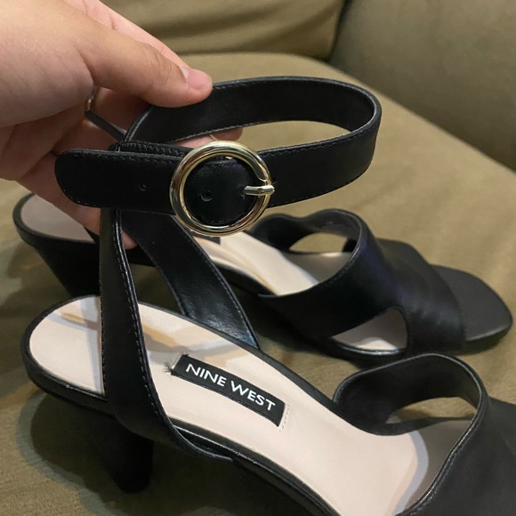 Black Nine West leather heels - Picture 3 of 7